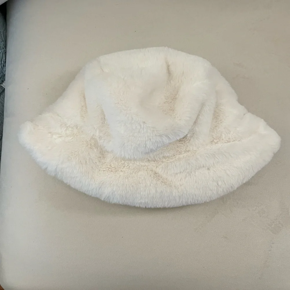 Alo NWT Faux Fur Bucket Hat Ivory Size S M - Picture 10 of 11